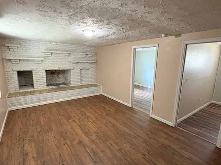 1906 Russell Ave — Photo 2