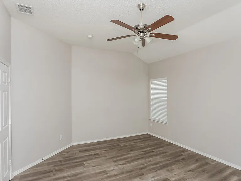 1203 Hampton Dr — Photo 11