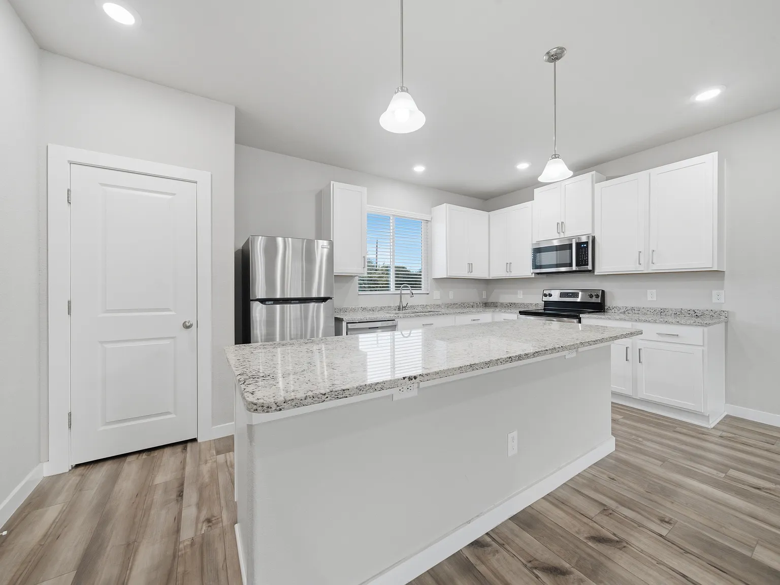 21527 Sir Walter Ln — Photo 2
