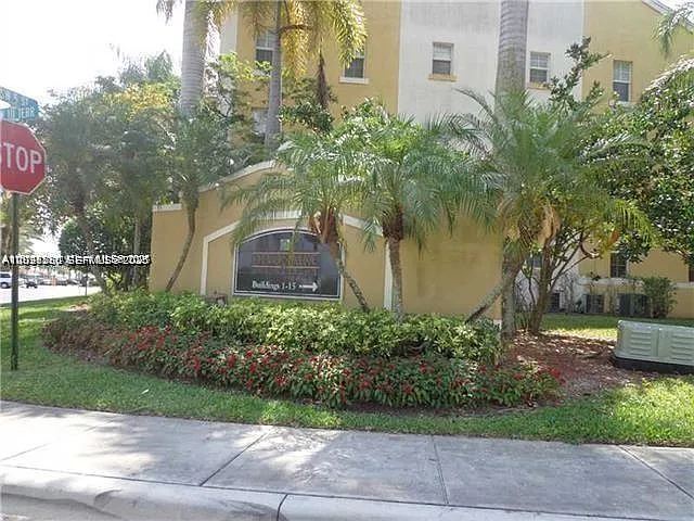Devonaire Condo At Pembro — Photo 2