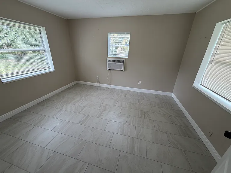 1025 Rose Ave — Photo 9