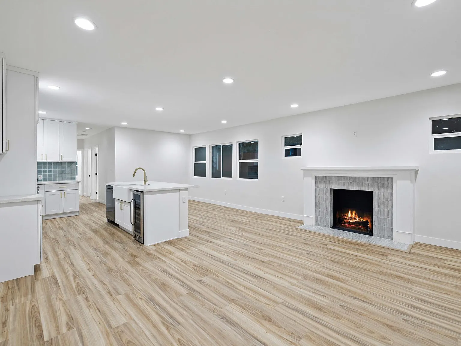 3 bed, 1115 sqft, $4,295 — Photo 4