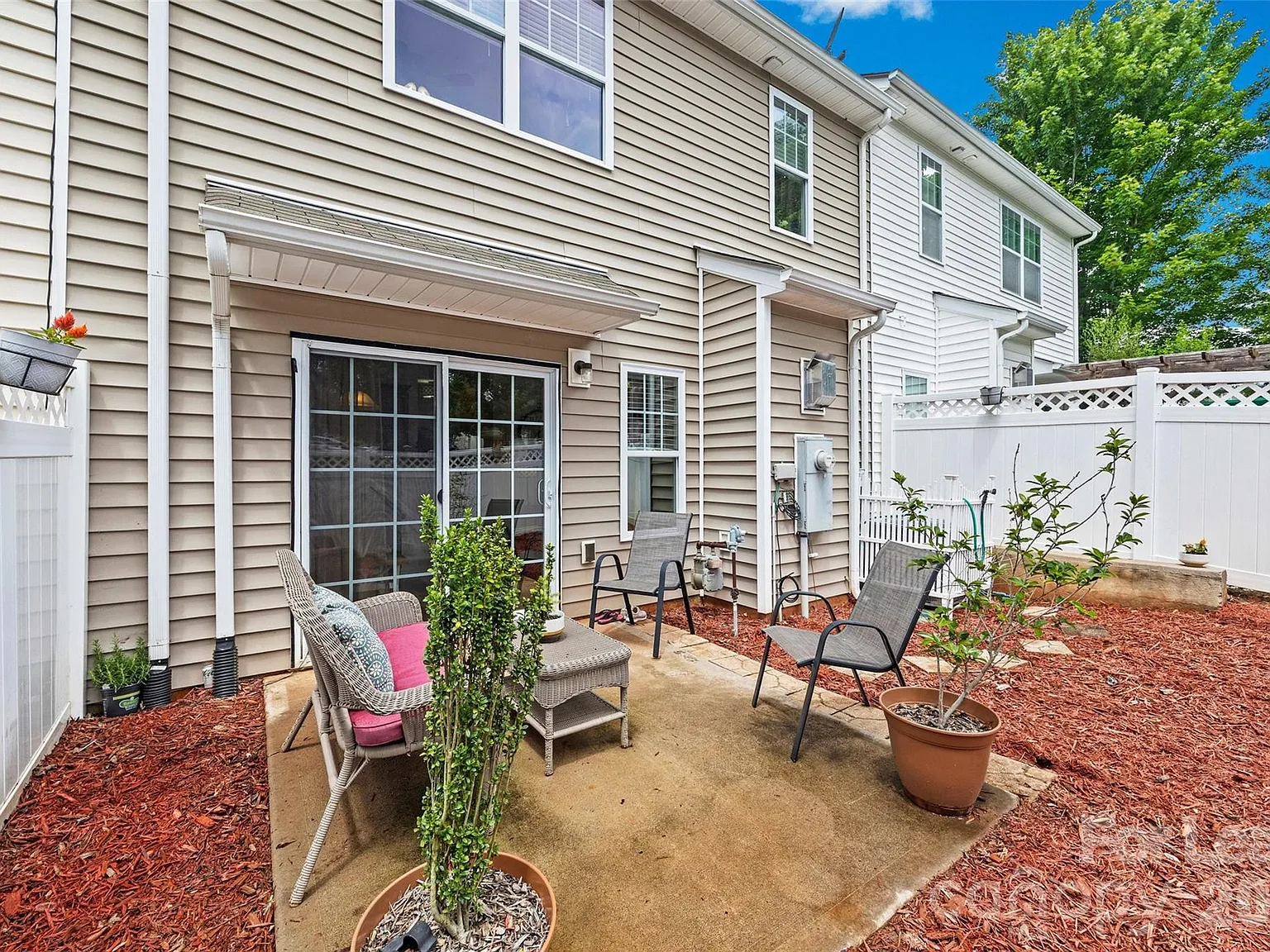 2 bed, 2.5 bath, 1622 sqft, $1,950 — Photo 3