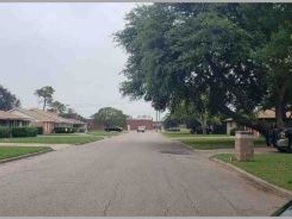 Exterior Neighborhood (street photo)