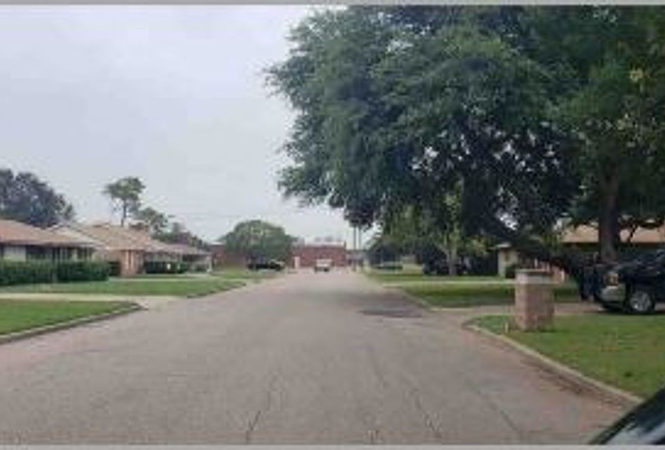 Exterior Neighborhood (street photo)