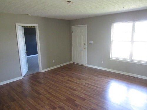 4th image of 329 Easton Cir