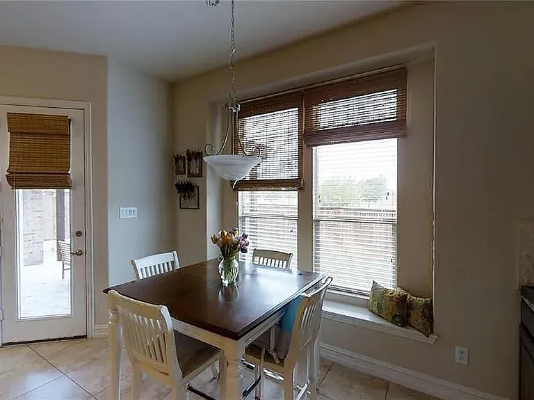 2537 Roseville Dr — Photo 6