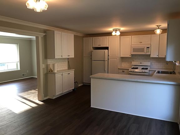 4th image of 388 Woodlake Dr