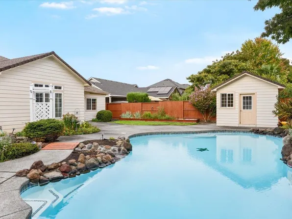 802 Ridgeway Ave, Central Pt, OR 97502