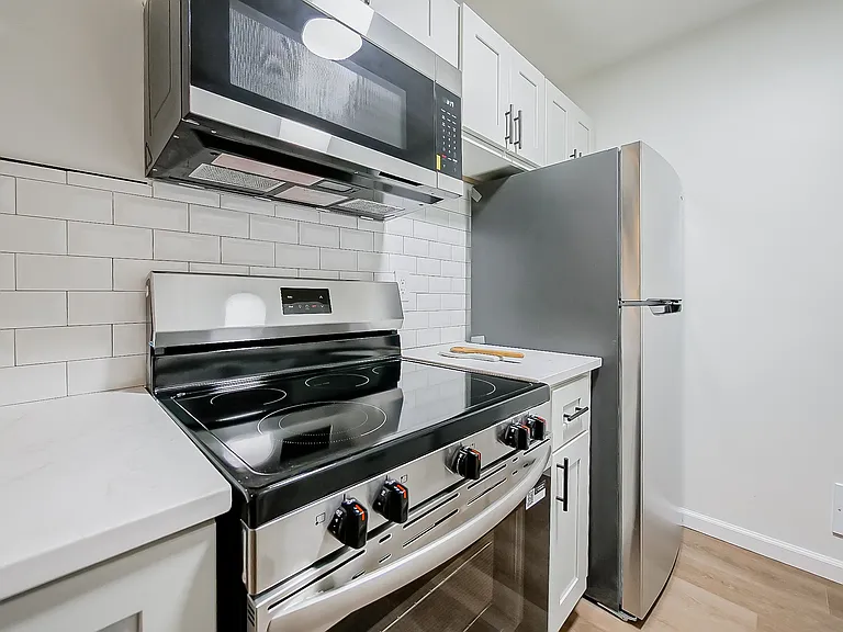 All New Luxury Living In Plymouth — Photo 42