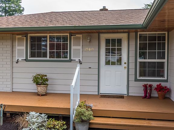 3rd image of 1940 Peacock Ln