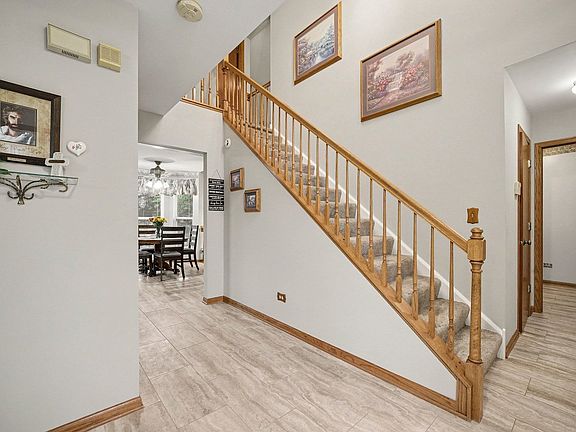 4th image of 915 Joan Ct