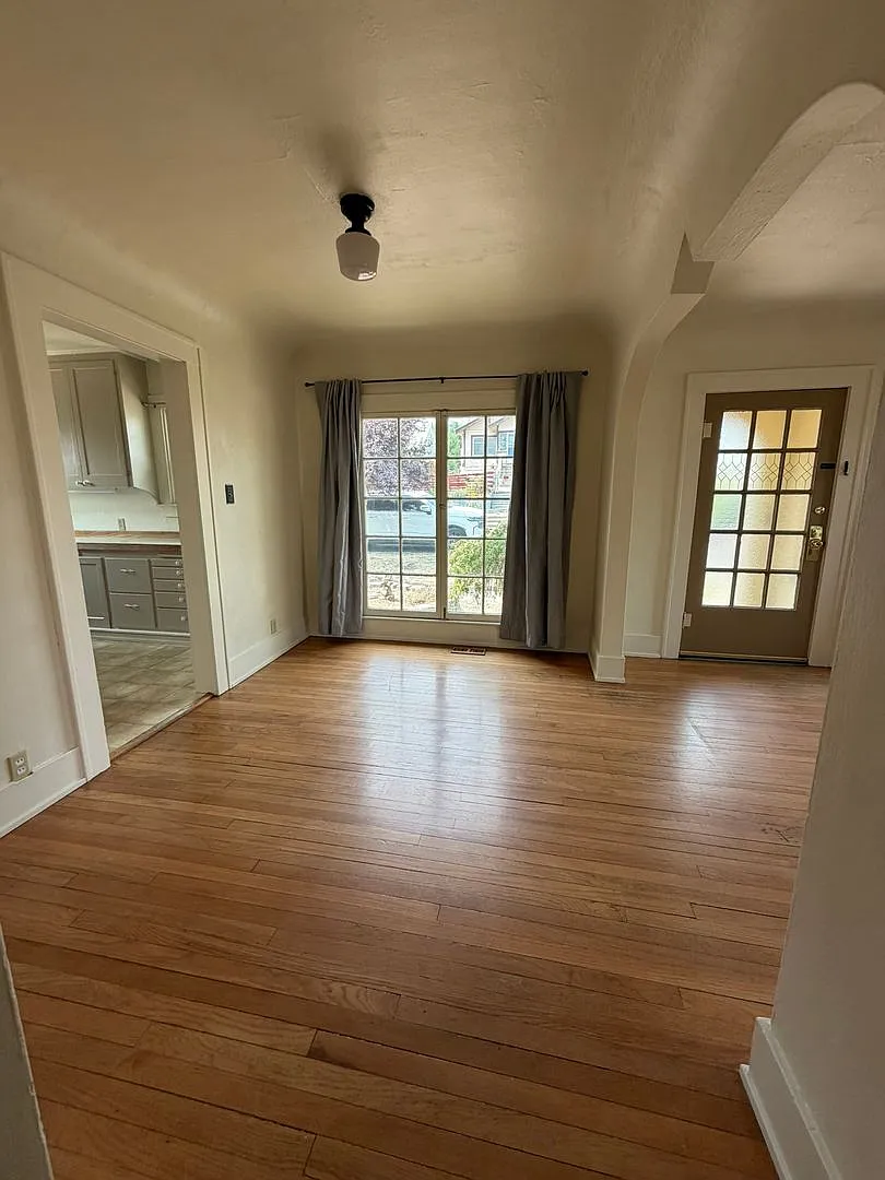 2 Bedroom 1 Bathroom Home - Located Near Downtown! — Photo 4