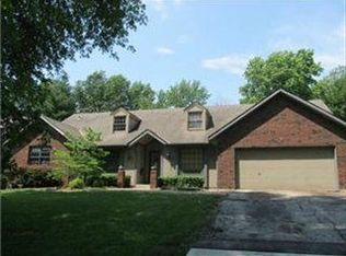 9072 Rosewood Dr, Prairie Village, KS 66207