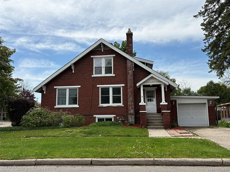 504 Clinton Ave — Photo 2