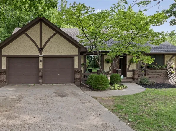 10312 W 49th St, Shawnee, KS 66203
