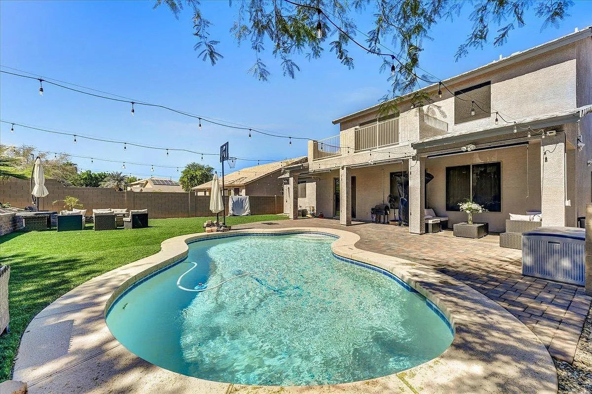 Beautiful pool, Turf backyard, basketball hoop & fire pit make this perfect for entertaining. There are also shades if you just want to hangout on the patio. - 1821 E Beautiful Ln