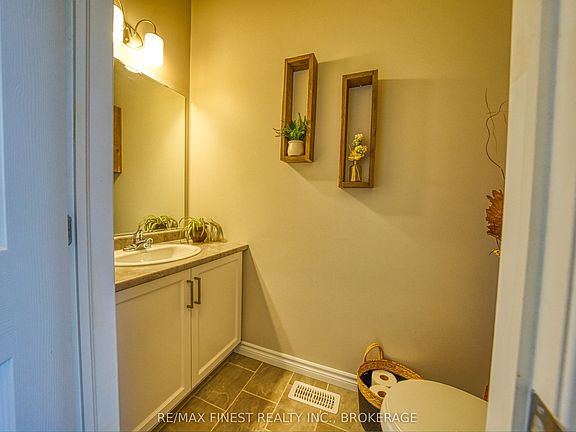 4th image of 1010 Rosanna Ave