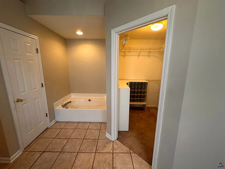 123 Larkspur Ln — Photo 11