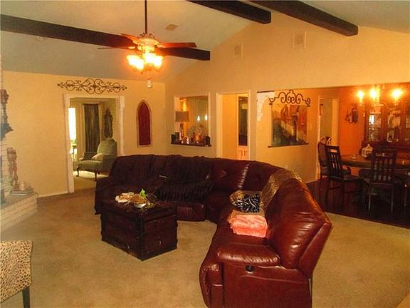 2nd image of 2413 Oakwood Dr