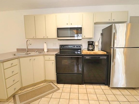 4th image of 906 E 11th Ave