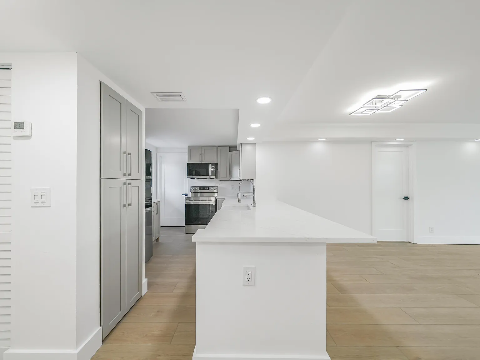 3 bed, 2.0 bath, 1300 sqft, $3,750 — Photo 4