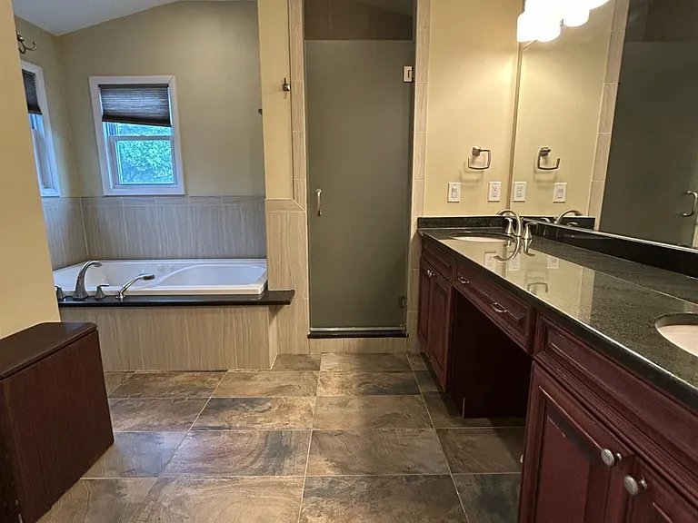 8 Julie Dr — Photo 18
