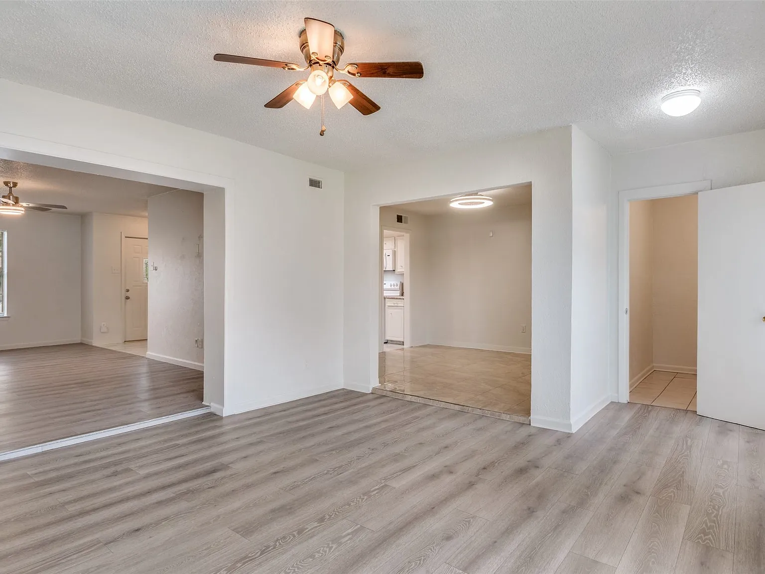 3 bed, 2.5 bath, 1834 sqft, $2,500 — Photo 3