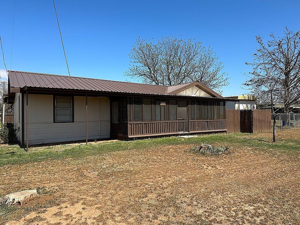 Front of home with enclosed 