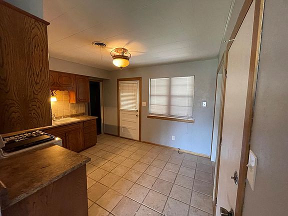 4th image of 4304 NW Hoover Ave