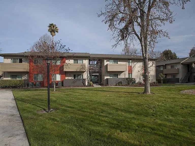 Parkwood Apartments — Photo 18
