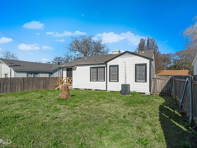 2400 Broadway Dr — Photo 7