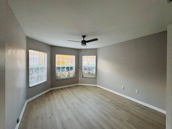 5th image of 4988 Hook Hollow Cir