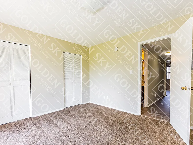 915 N Muessing Apts — Photo 7