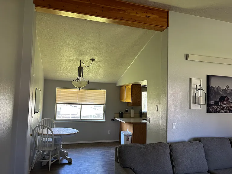 190 E 6th Ave — Photo 3