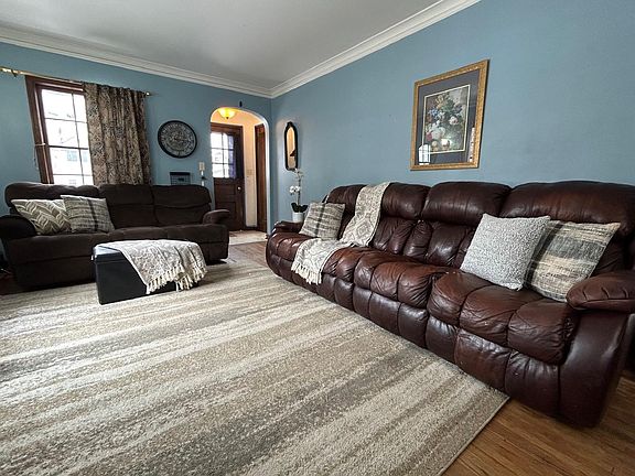 5th image of 930 6th Ave SE