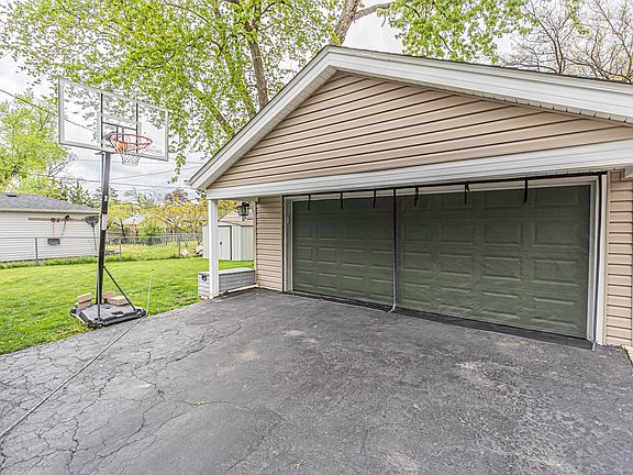 3rd image of 52 Sparrow Rd