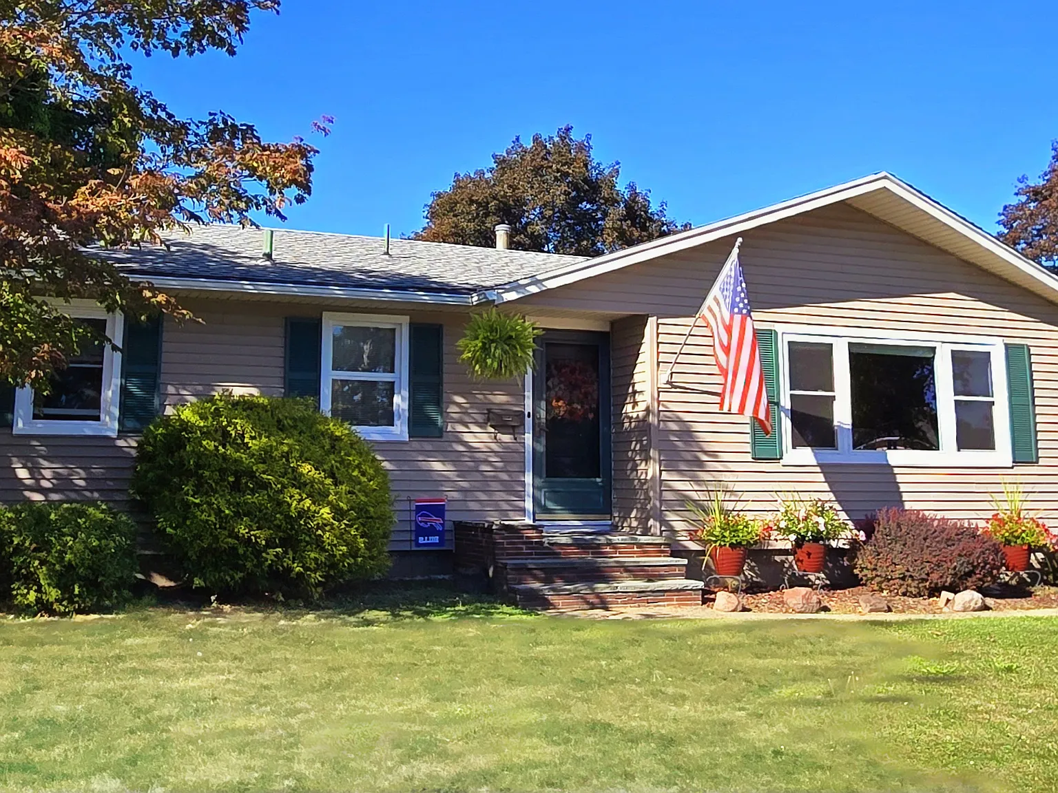 132 Kings Ln — Photo 2