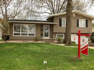 1135 Country Club Dr, Marion, IA 52302