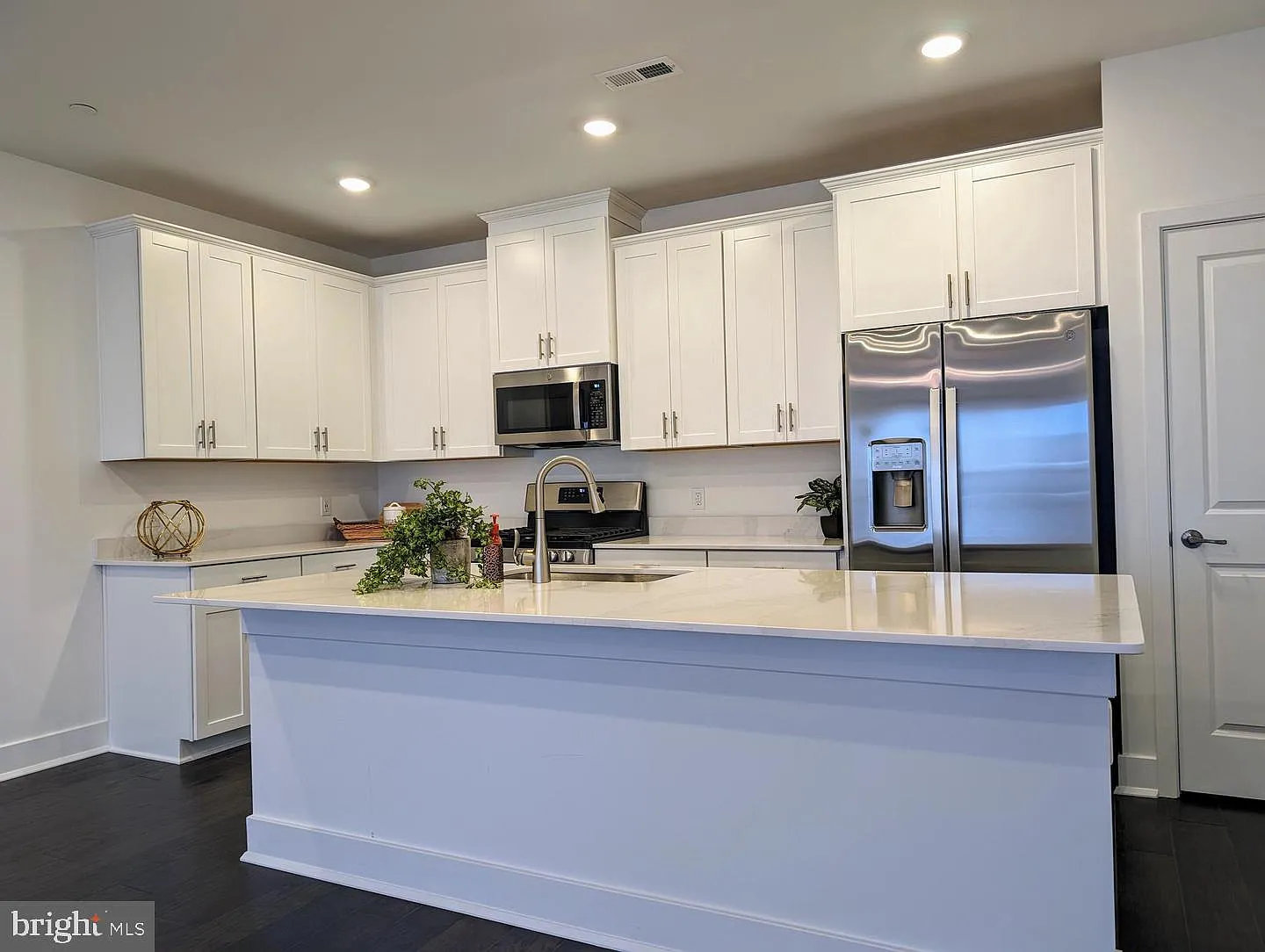 3 bed, 2.5 bath, 2192 sqft, $3,400 — Photo 3