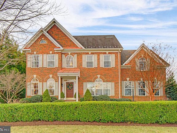 2nd image of 906 Royal Elm Ct