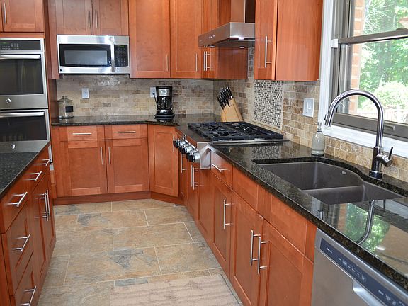 4th image of 2050 N Plantation Dr