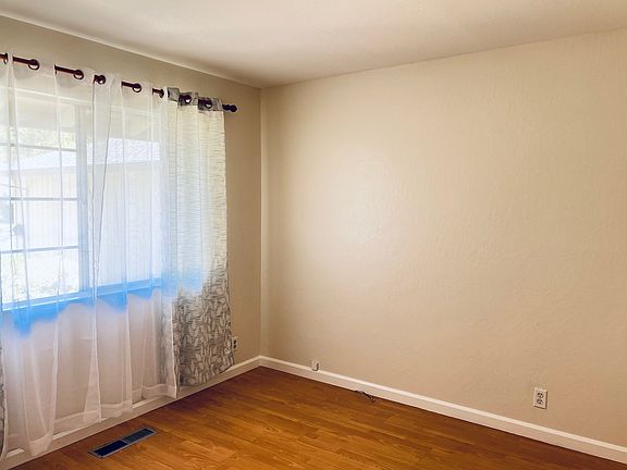 4th image of 318 Surber Dr
