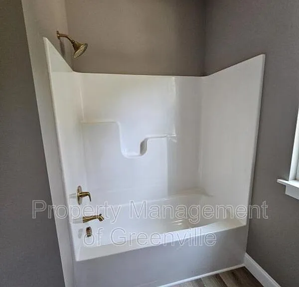 305 Appian Dr — Photo 16