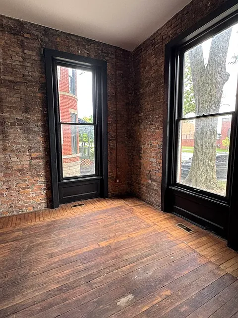907 N Superior St — Photo 2