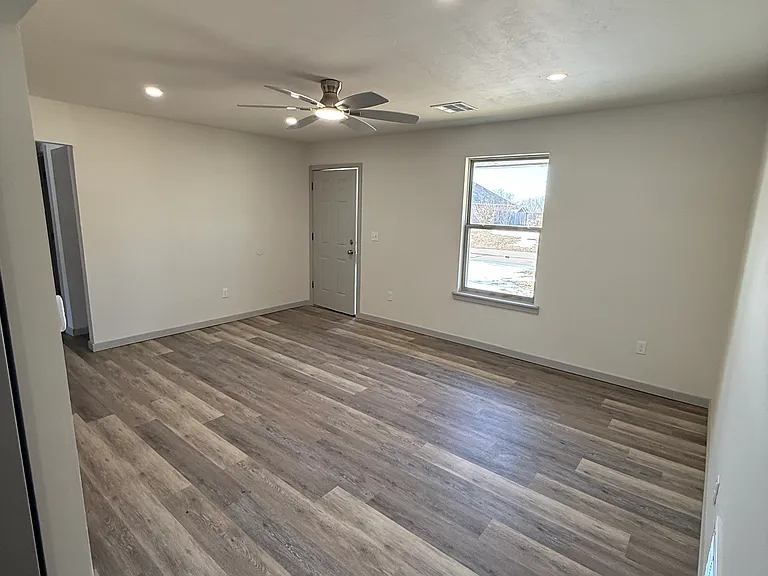 716 Woodland Dr — Photo 3