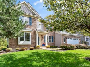 8 Kenilworth Ct, Cary, IL 60013