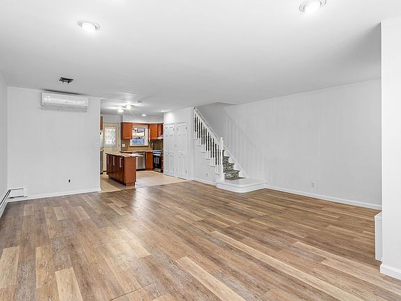 5th image of 224 Bay 23 St