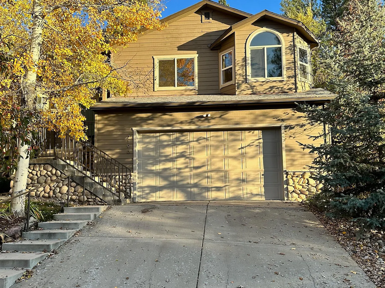 4 bed, 2324 sqft, $3,995 — Photo 2