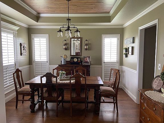 DR w/plantation shutters